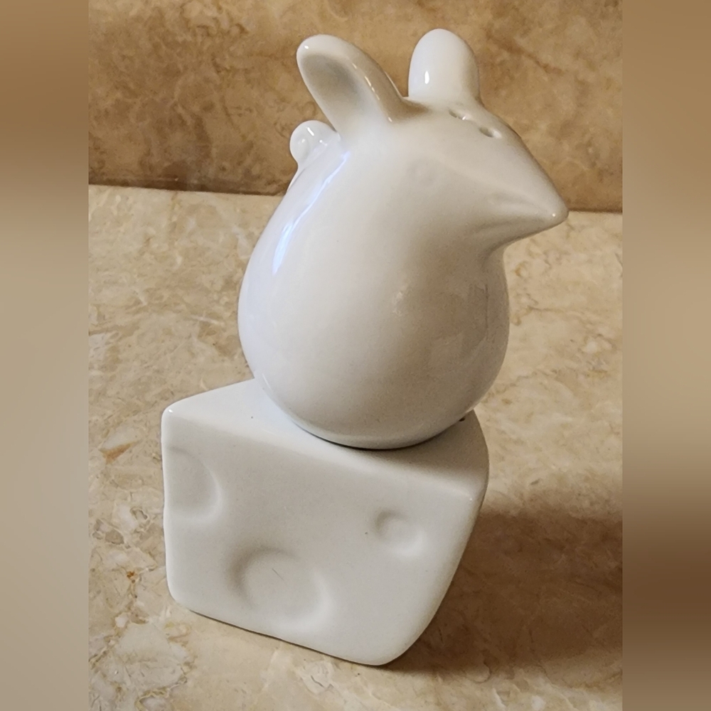 Verdici Design Mouse & Cheese Salt and Pepper Shakers - Picture 3 of 6